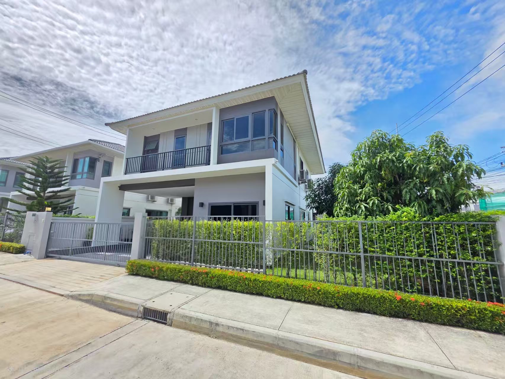 House for Sale East - Property photo 2