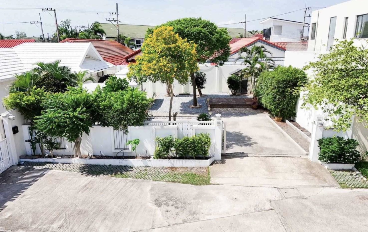 House for Sale East - Property photo 3